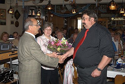 Claus Rembold gratuliert Claus-Dieter Junge