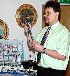 Walter Mi�bichler / EHEIM vor der Produktwand